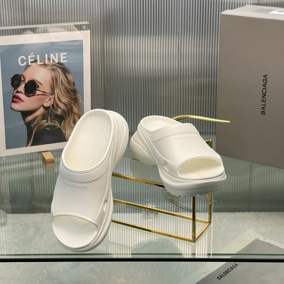 👟👟Ex-factory price 380👟👟 35-41 ‍🔥 ‍🔥 ‍🔥Balenciaga’s latest hole-in-the-wall slippers are now available! 🎉🎉🎉A sandal that is popular on Instagram, 🎊🎊🎊 and all major platforms of Xiaohongshu! Made of high-tech materials and molded in one piece, it is lightweight, wear-resistant, and waterproof! ✨✨✨ The heel height is 6CM. The colors are being added one after another to meet your various color combinations and different needs. A very cost-effective product!